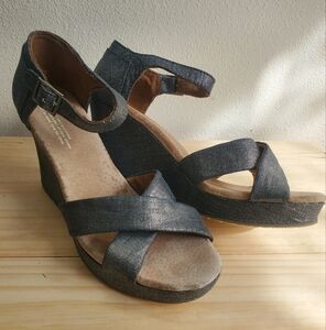 Toms NWOB Metallic Wedge Sandals